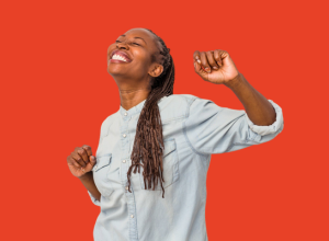 Femme dansant avec joie, symbole d’un Magento sécurisé, performant et à jour