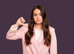 Femme exprimant un avis négatif avec un pouce vers le bas, représentant un Magento non à jour