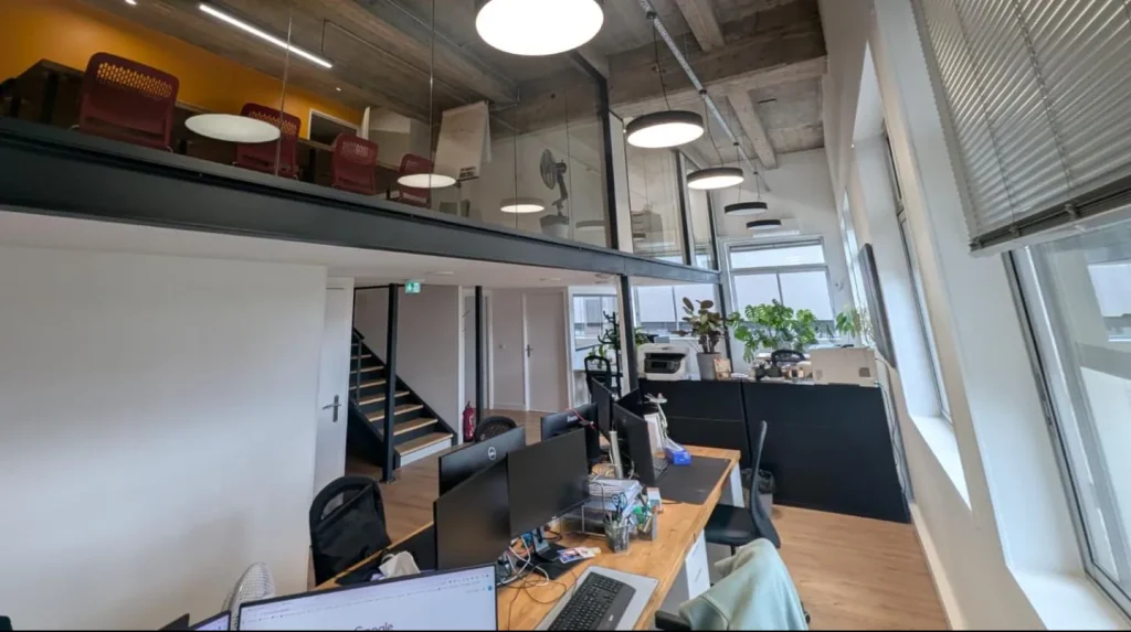Desks under the mezzanine, Sutunam office in Lyon